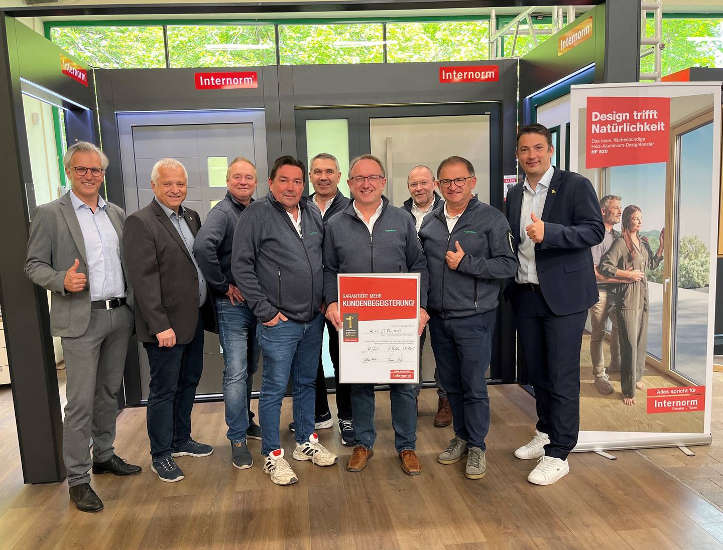 Lagerhaus Team wird Internorm Zertifizierung übergeben